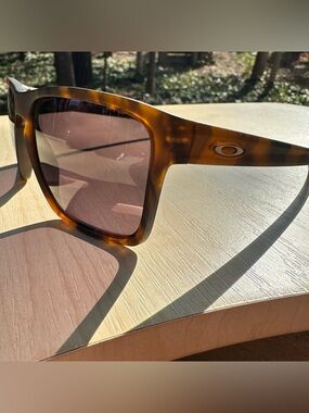 BRAND NEW with case POLARIZED Oakley sunglasses